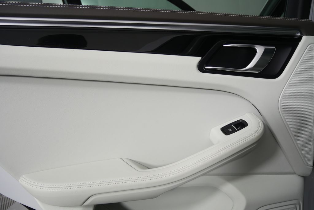 Thumbnail: 2021 Porsche Macan - 14