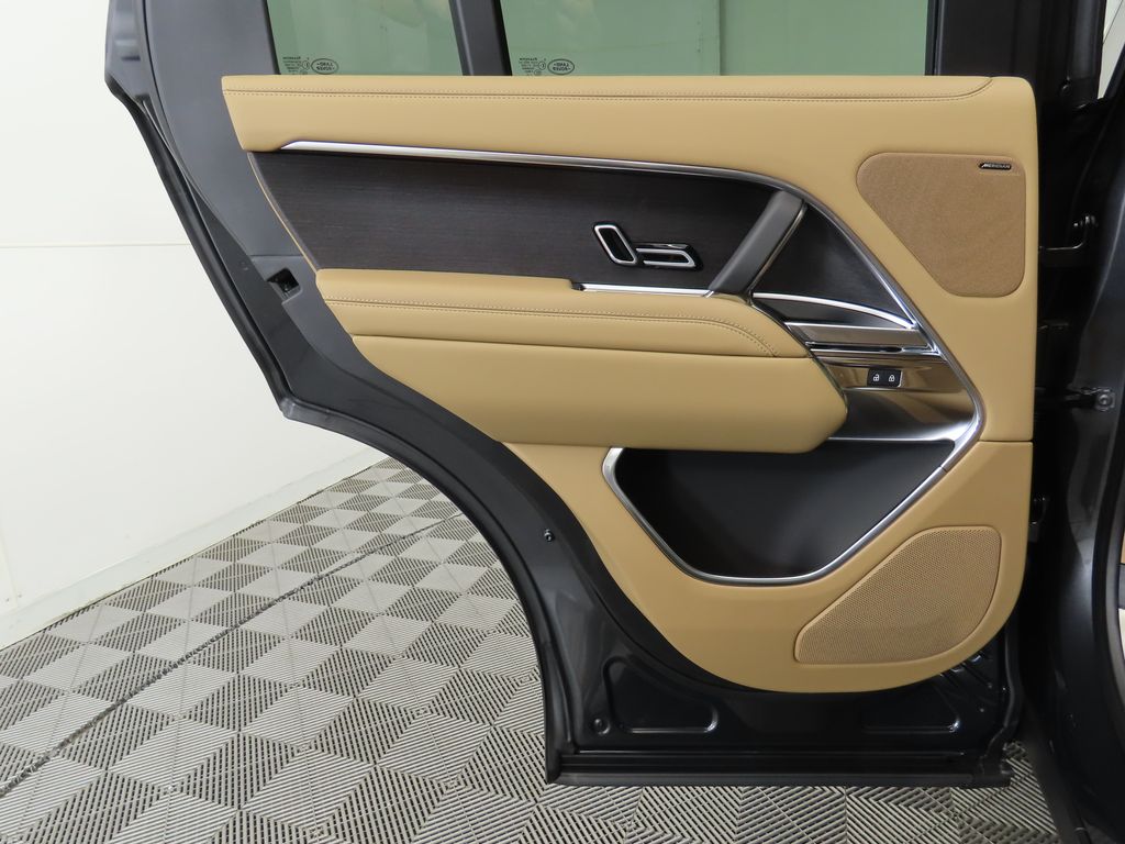 2025 Land Rover Range Rover SE 28