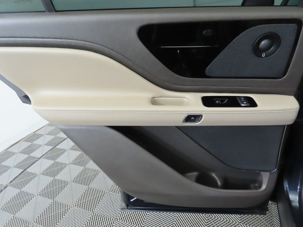 Thumbnail: 2022 Lincoln Aviator - 27