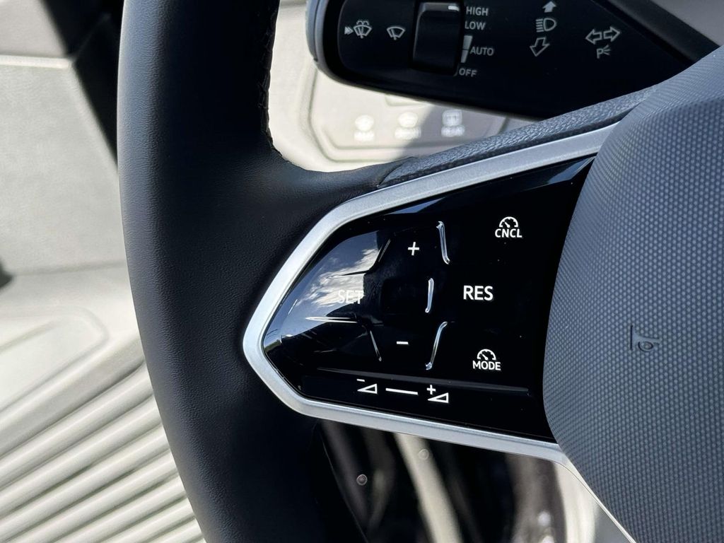 2025 Volkswagen ID.4 Pro photo