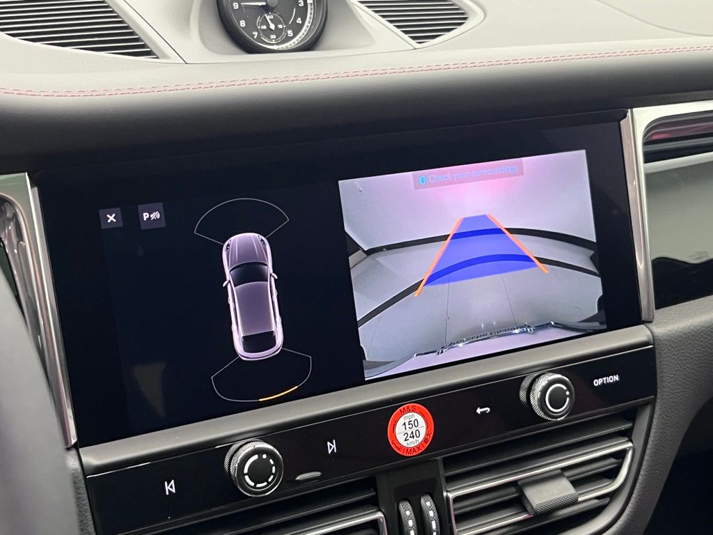 2025 Porsche Macan  17