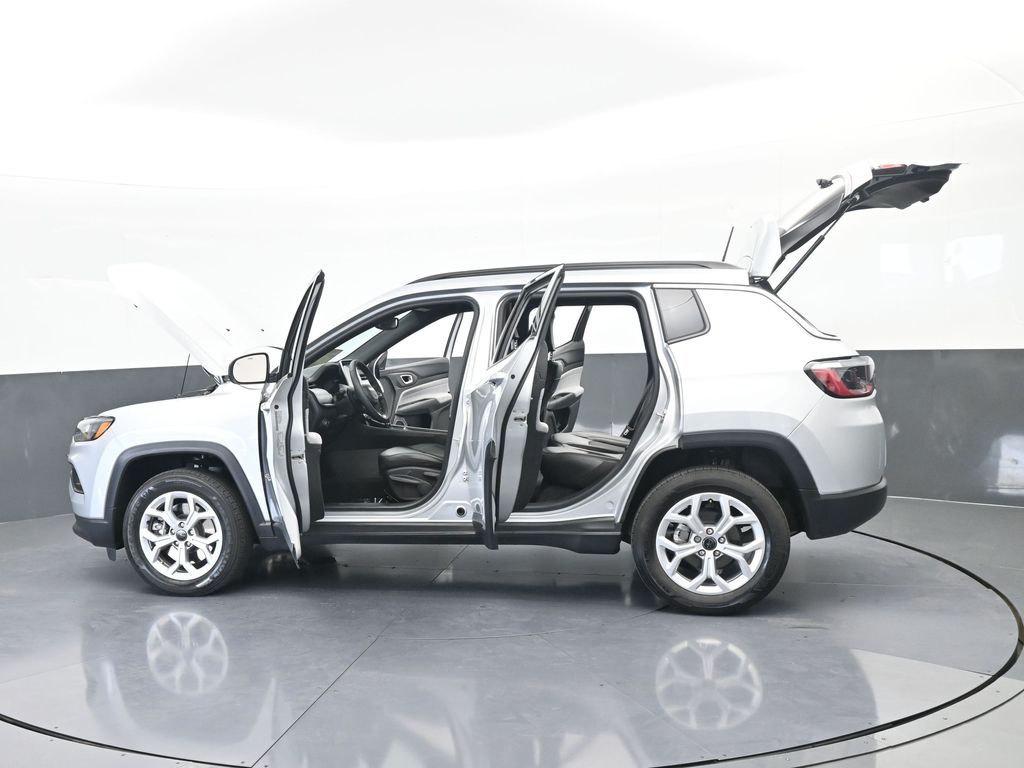 Used 2025 Silver Zynith Metallic Clearcoat Jeep Latitude image 43