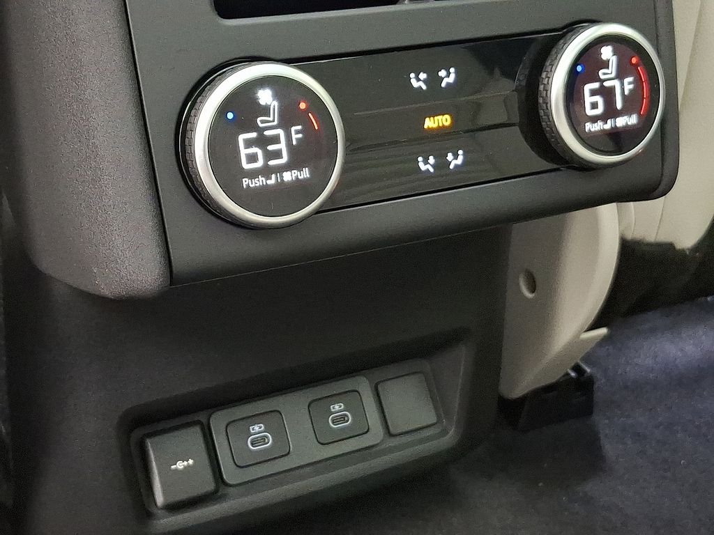 Thumbnail: 2026 Land Rover Discovery - 7