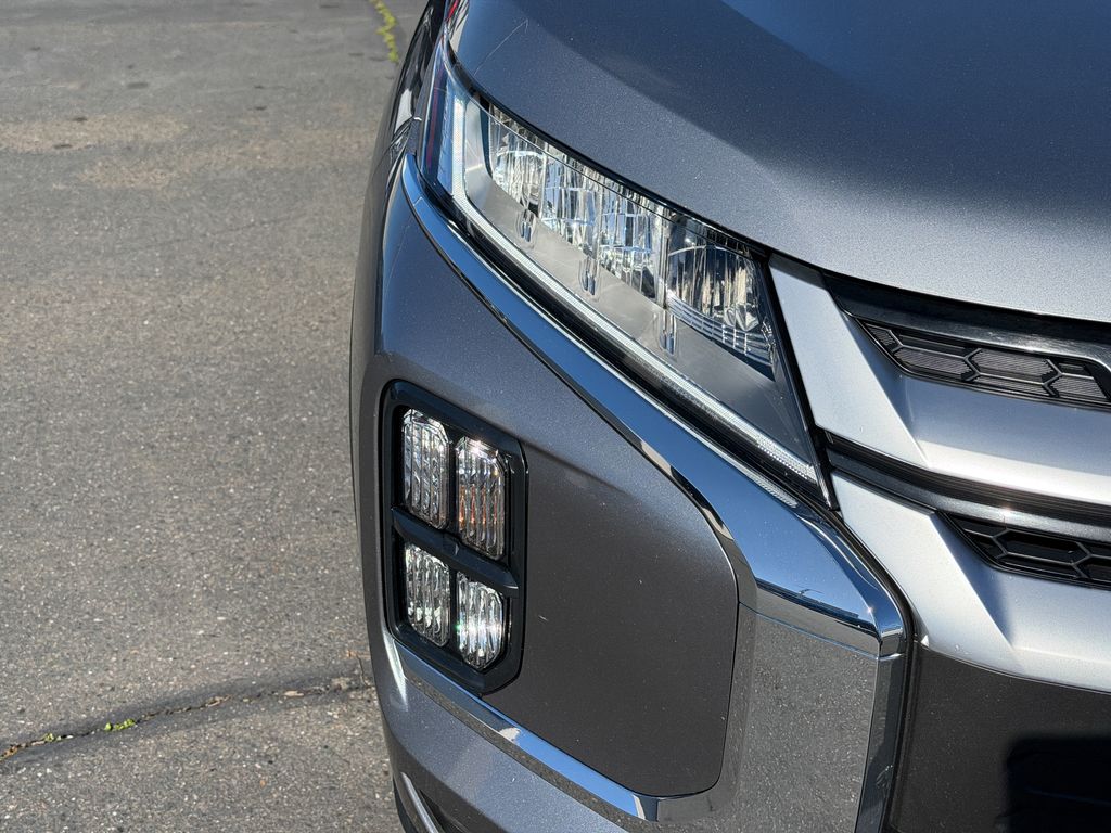 Used 2024  Mitsubishi 2.0 SE image 5