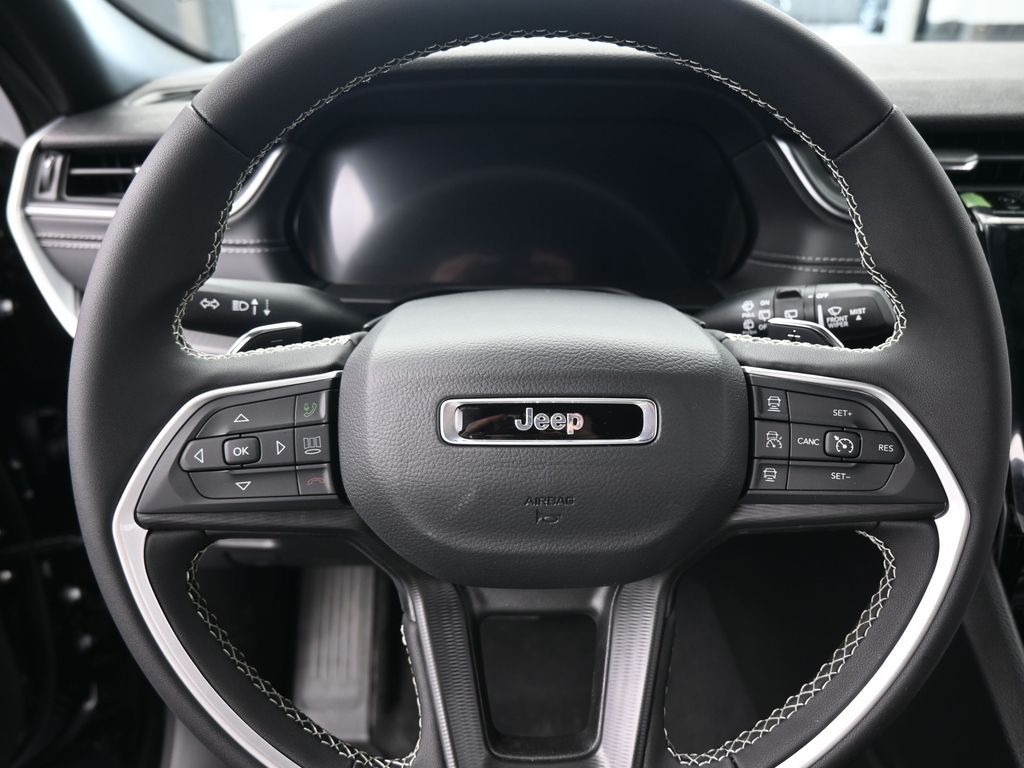 New 2026 Diamond Black Crystal Pearlcoat Jeep Laredo image 15