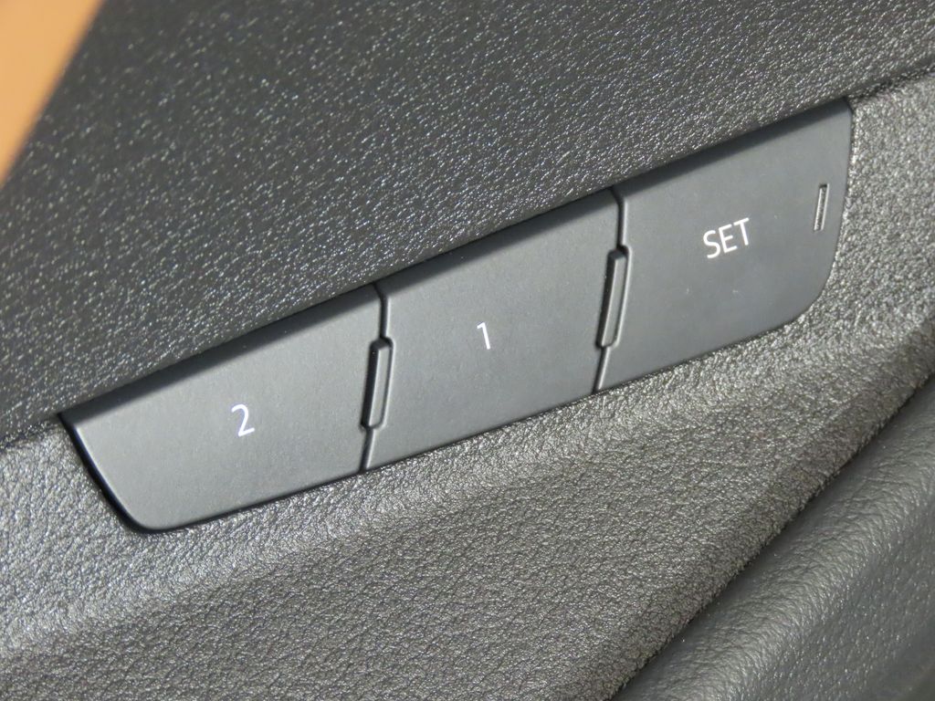 Thumbnail: 2022 Audi e-tron - 32