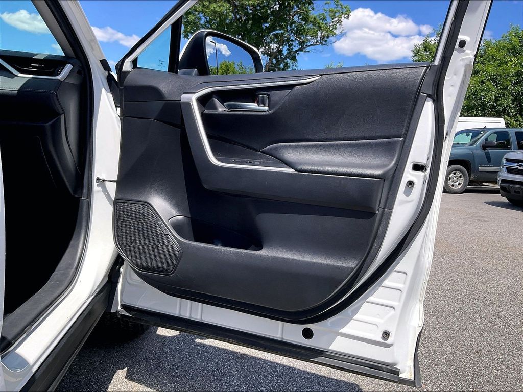 2024 Toyota RAV4 — photo 11