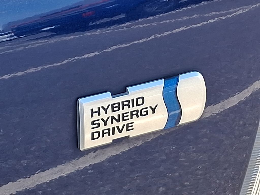 2015 Toyota Prius v Three 32