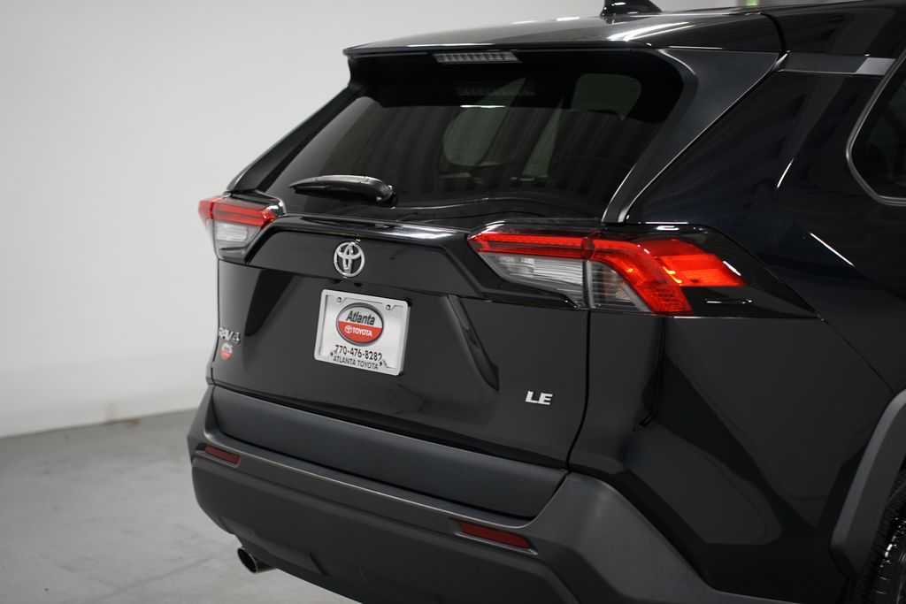 2022 Toyota RAV4 LE 9