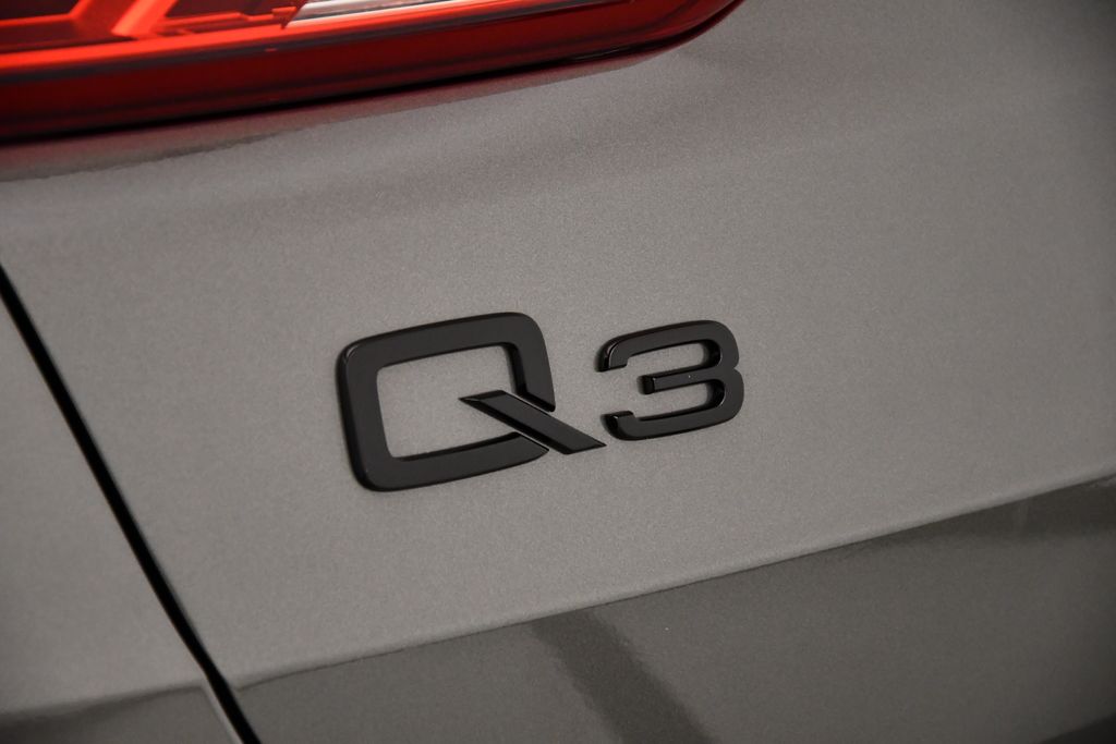 Thumbnail: 2025 Audi Q3 - 9