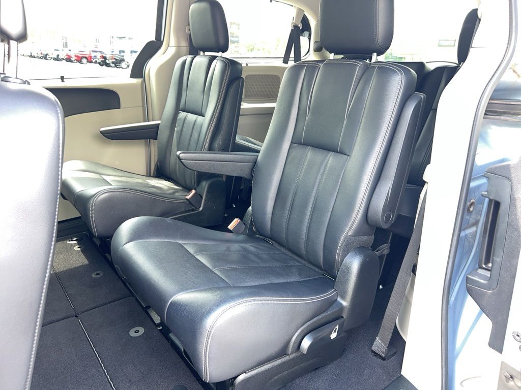 2013 Chrysler Town & Country Touring 17
