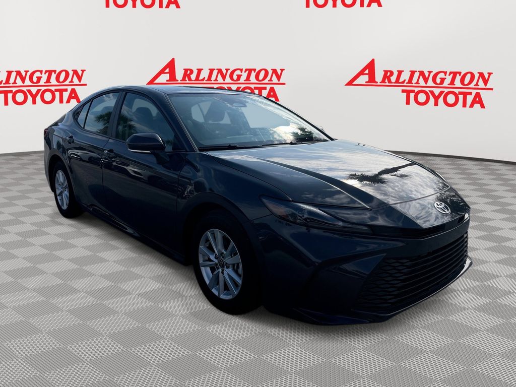 2025 Toyota Camry LE's photo