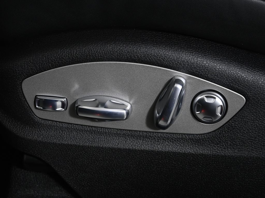 Thumbnail: 2026 Porsche Macan - 29