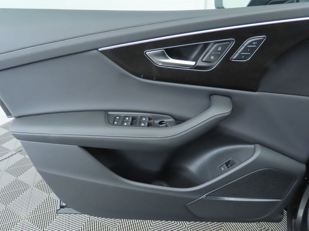 Thumbnail: 2025 Audi Q8 - 26