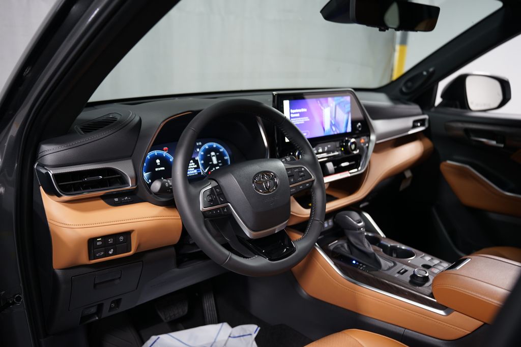 2025 Toyota Highlander Platinum 11