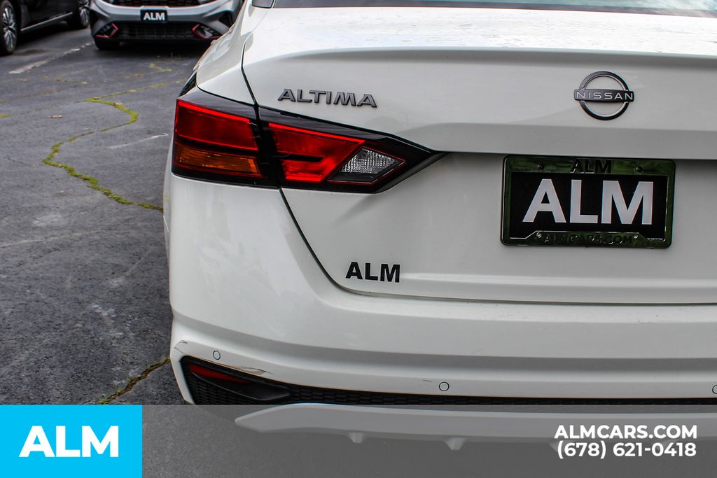 Used 2025 White Nissan 2.5 SV image 12
