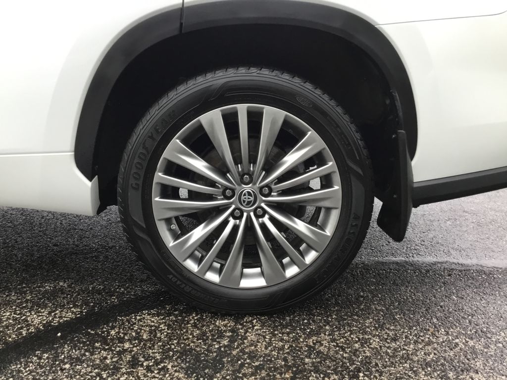 Thumbnail: 2022 Toyota Highlander - 10