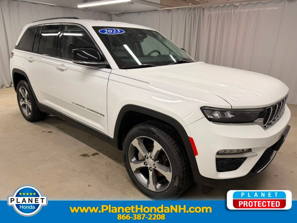 Bright White Clearcoat 2023 Jeep Grand Cherokee SUV / Crossover Four-Wheel Drive 8-Speed Automatic