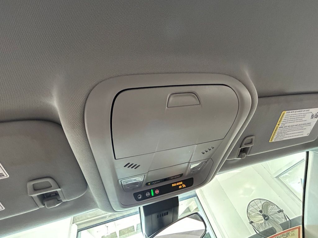 Used 2022 Iridescent Pearl Tricoat Chevrolet LT image 26