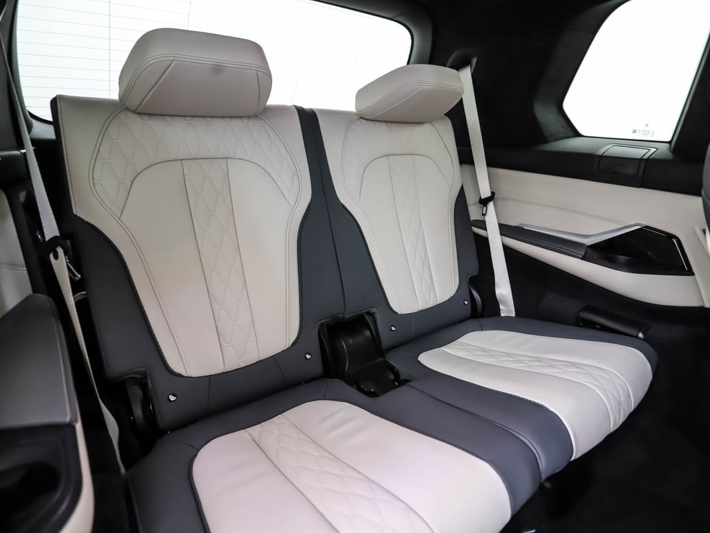 Thumbnail: 2024 BMW X7 - 32