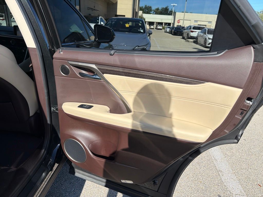 Used 2019  Lexus 350L image 17