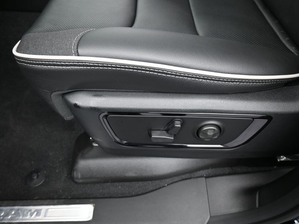 New 2026 Diamond Black Crystal Pearlcoat Ram Limited image 15