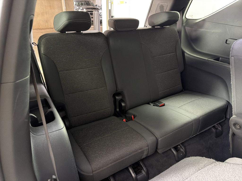 used 2024 Chevrolet Traverse car, priced at $31,900