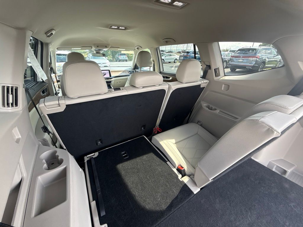 2024 Volkswagen Atlas 2.0T SE w/Technology White at South Hills CDJR
