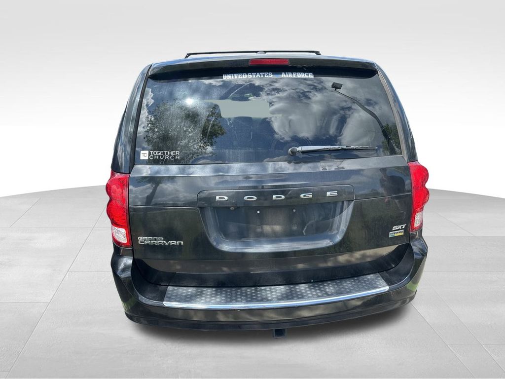 2017 Brilliant Black Crystal Pearlcoat Dodge Grand Caravan SXT FWD Van