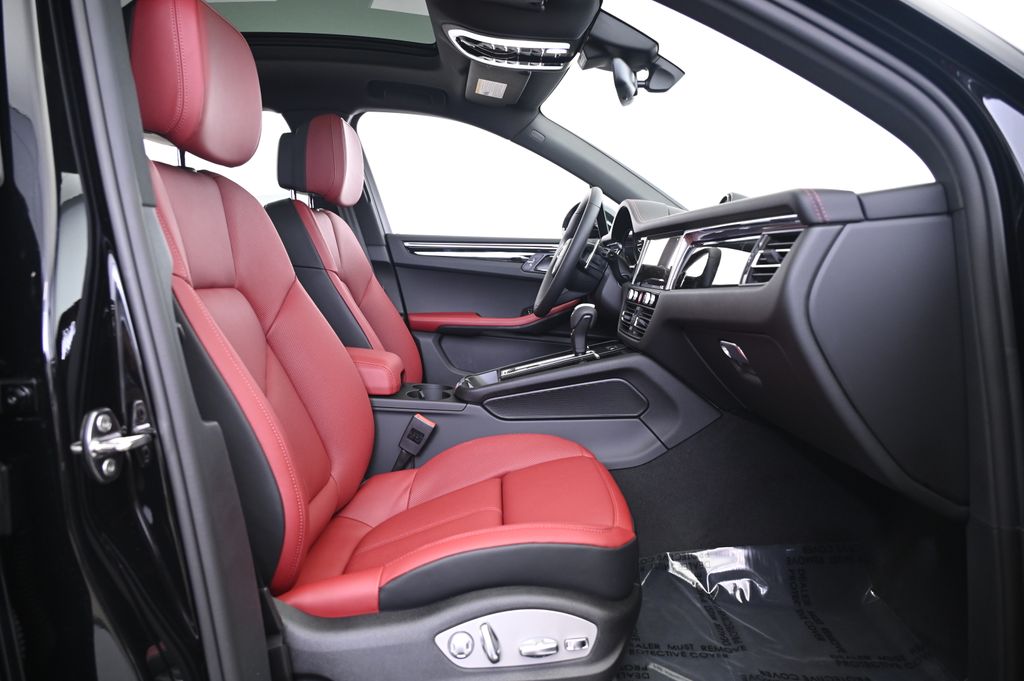 Thumbnail: 2025 Porsche Macan - 27