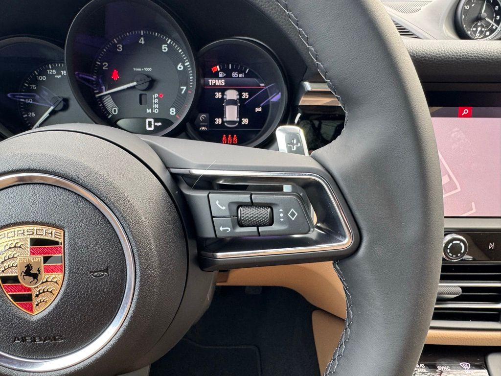 2025 Porsche Macan  18