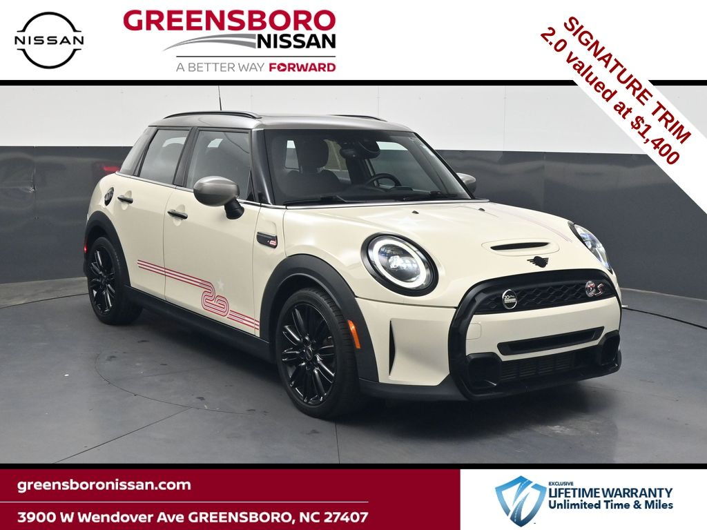 Pepper White 2023 MINI Cooper Hatchback Front-Wheel Drive 7-Speed Automatic