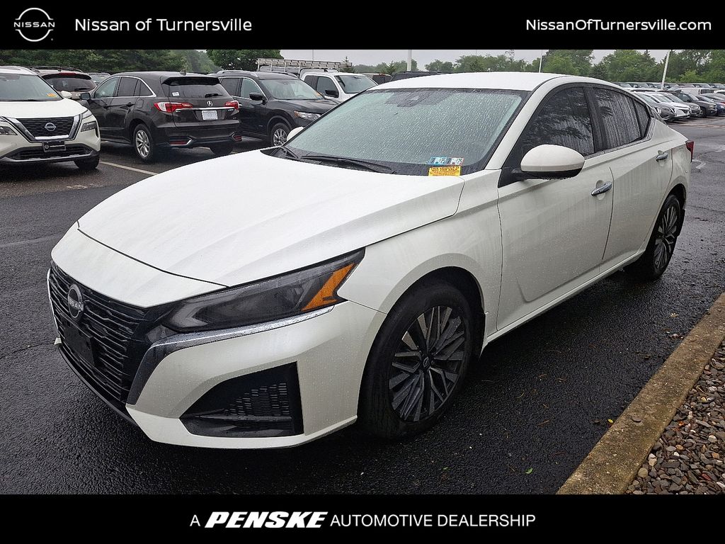 2023 Nissan Altima SV Hero Image