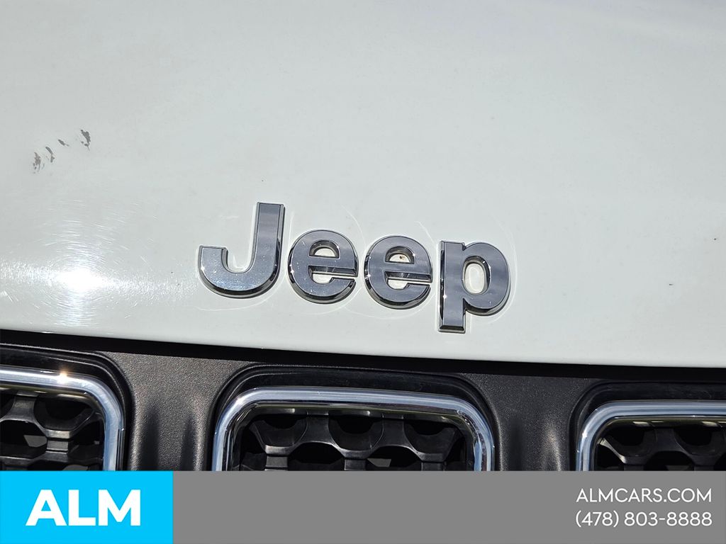Used 2024 White Jeep Latitude image 27