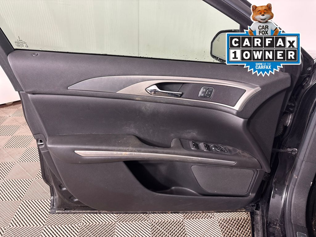 Used 2013 Black Lincoln Base image 16