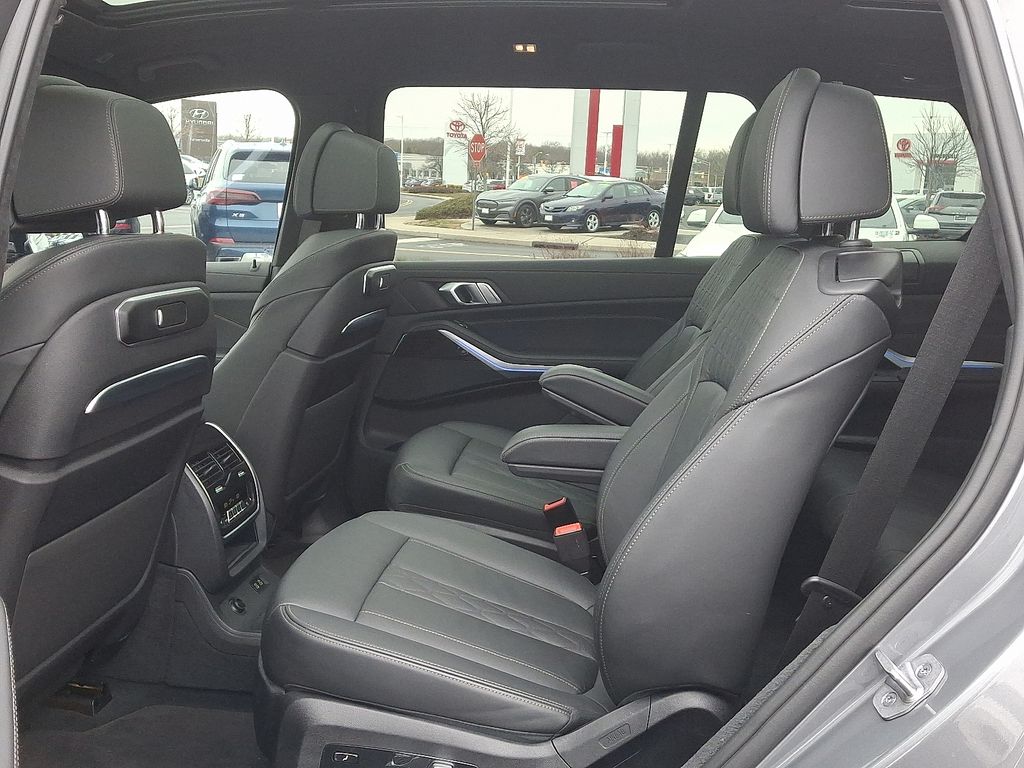 Thumbnail: 2024 BMW X7 - 10