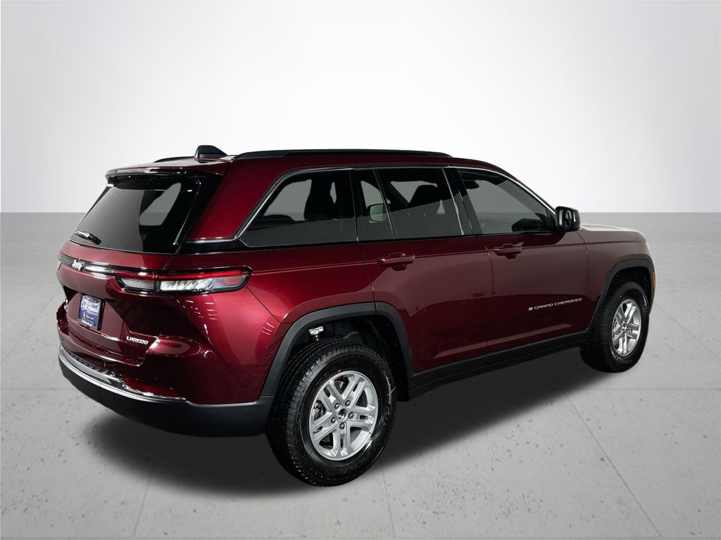 2025 Jeep Grand Cherokee Laredo photo 3