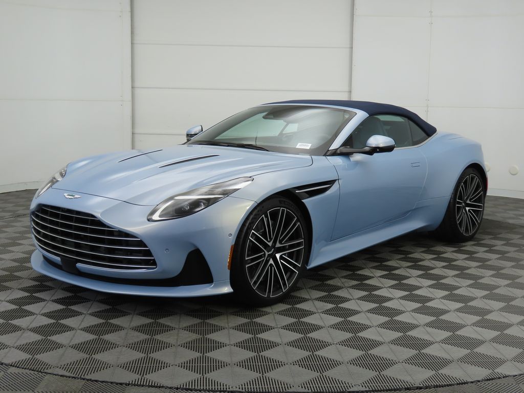 2025 Aston Martin DB12  9