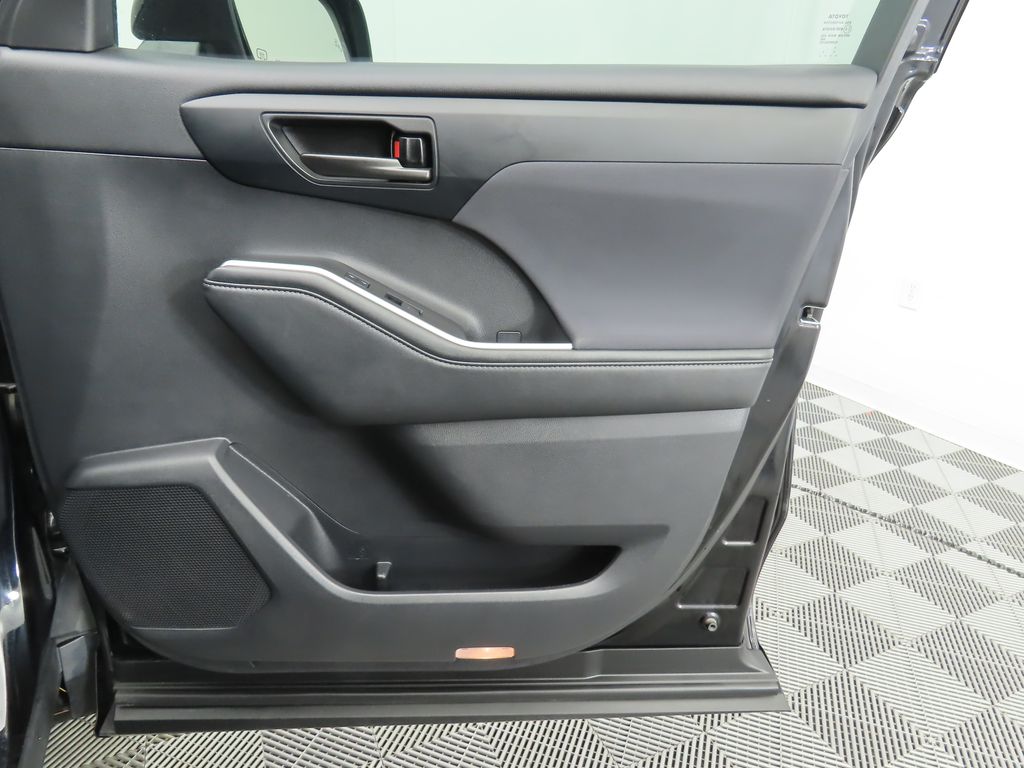 2021 Toyota Highlander LE 25