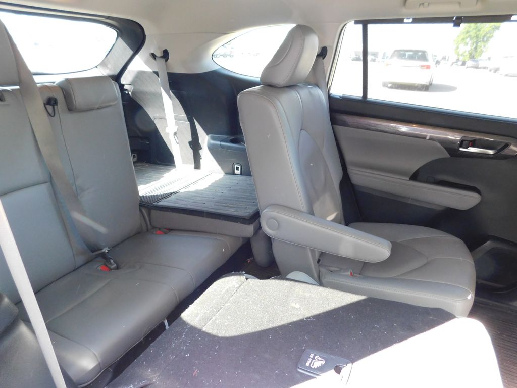 Thumbnail: 2021 Toyota Highlander - 5