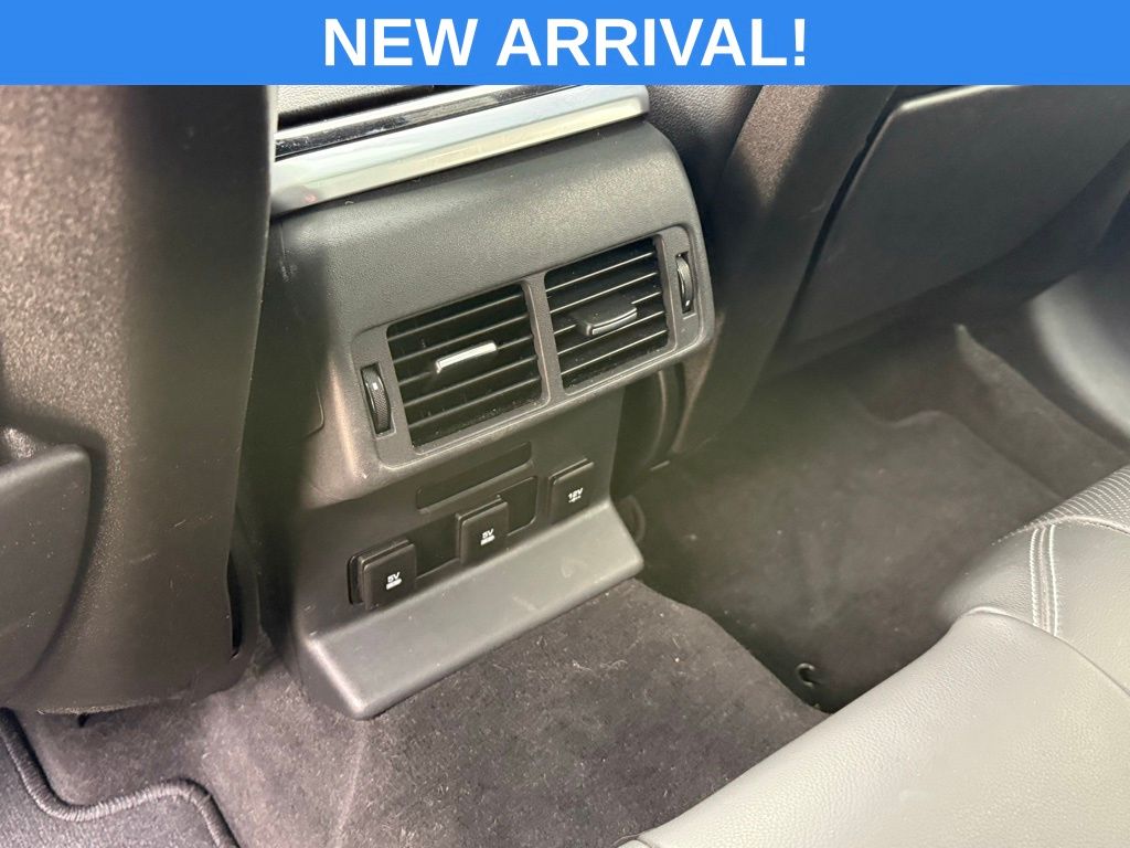 Used 2019 White Land Rover SE R-Dynamic image 21