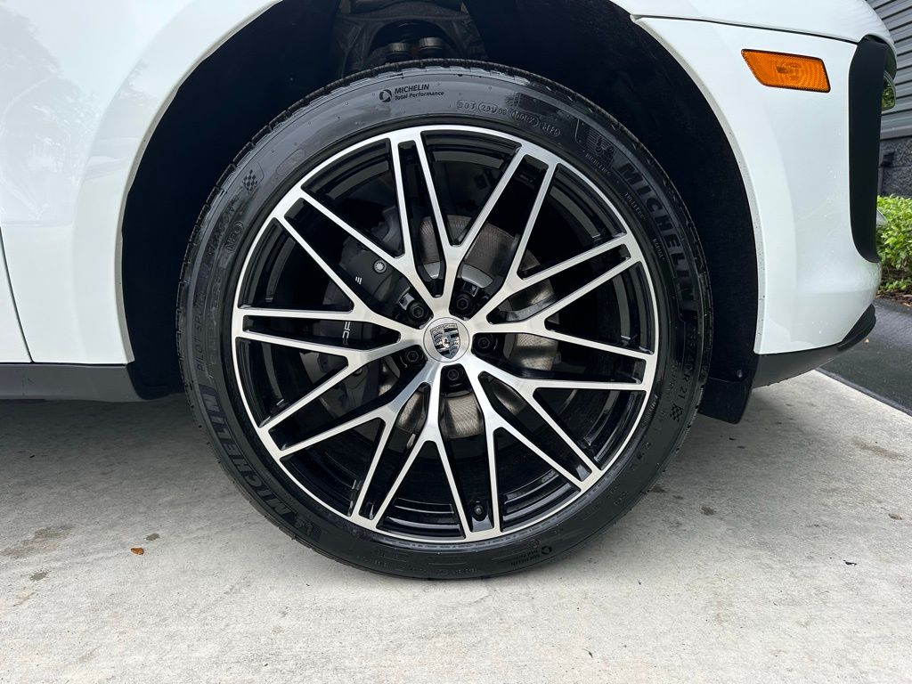 Thumbnail: 2026 Porsche Macan - 14