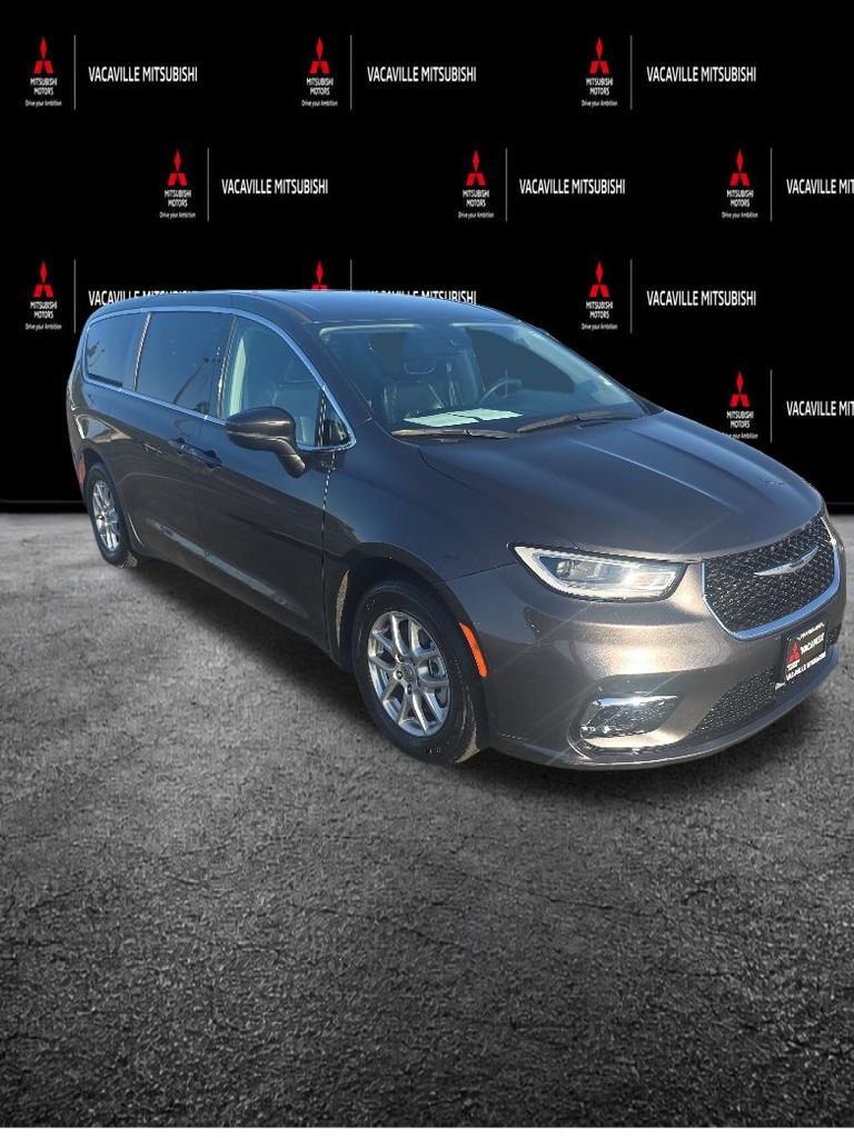 2023 Chrysler Pacifica Touring L's photo