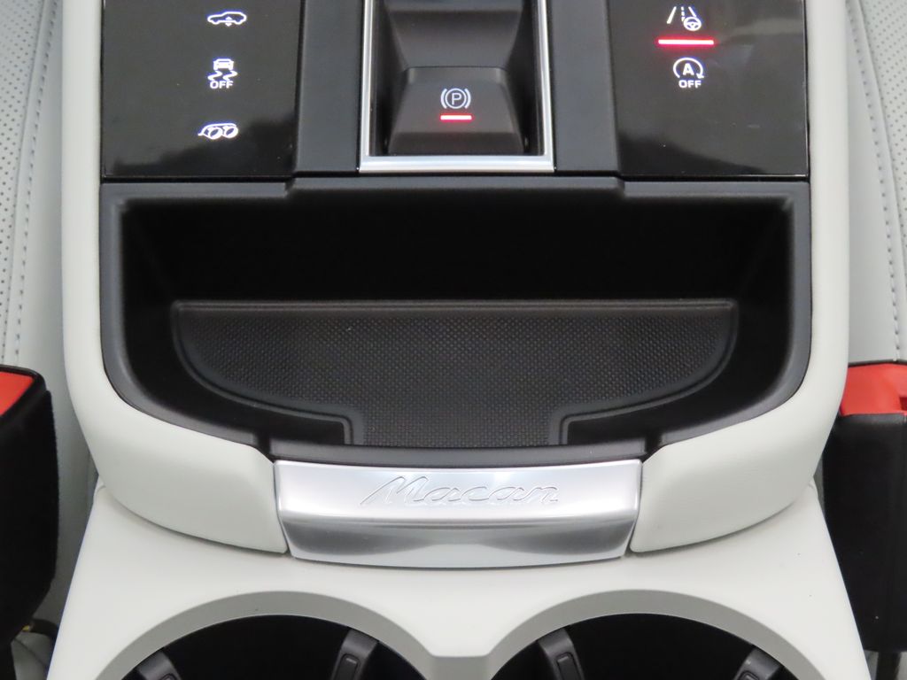 Thumbnail: 2026 Porsche Macan - 30