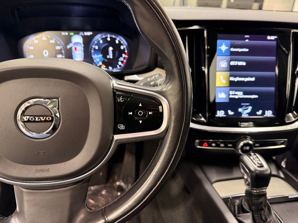 Thumbnail: 2022 Volvo S60 - 14