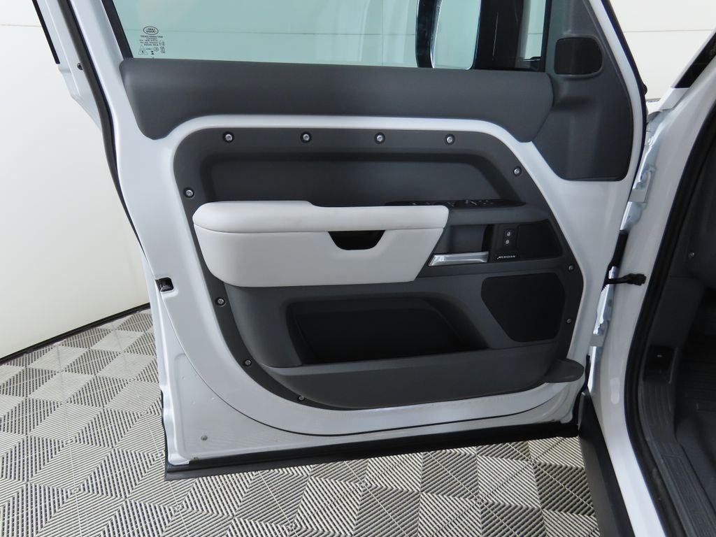 2025 Land Rover Defender 110 24