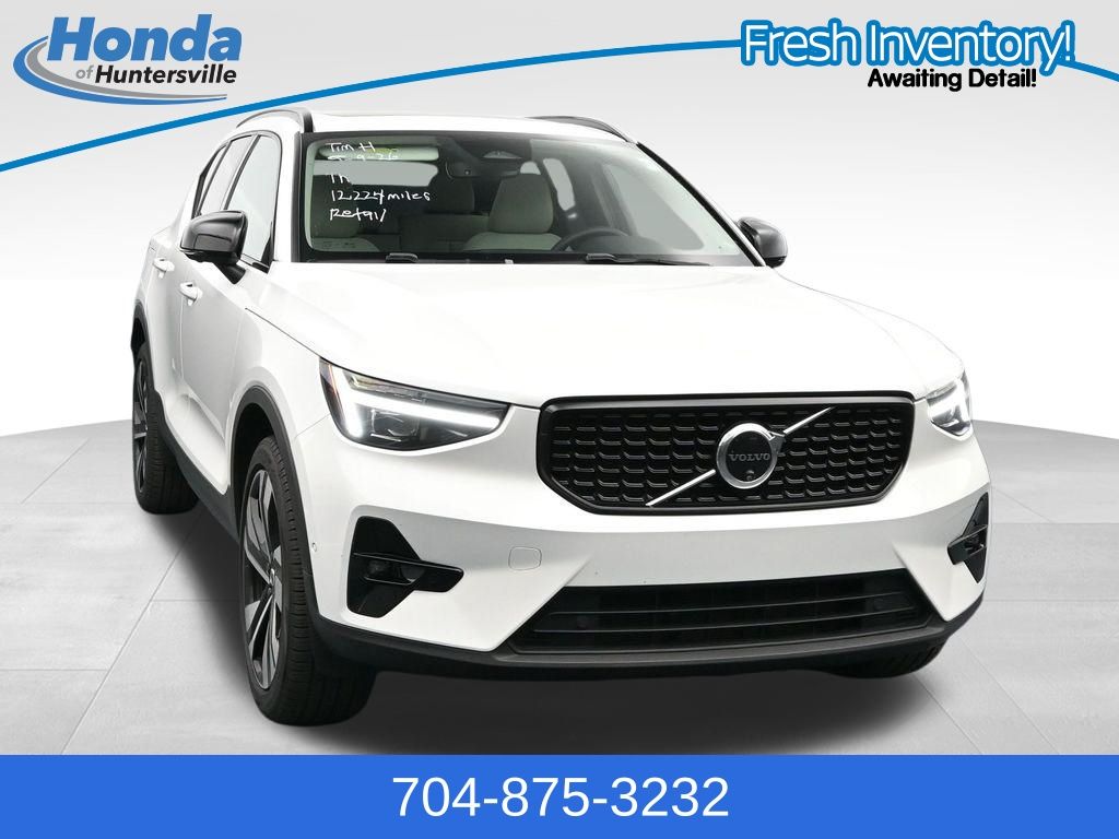 Crystal White Pearl 2025 Volvo XC40 B5 Plus Dark Theme AWD SUV / Crossover All-Wheel Drive Automatic