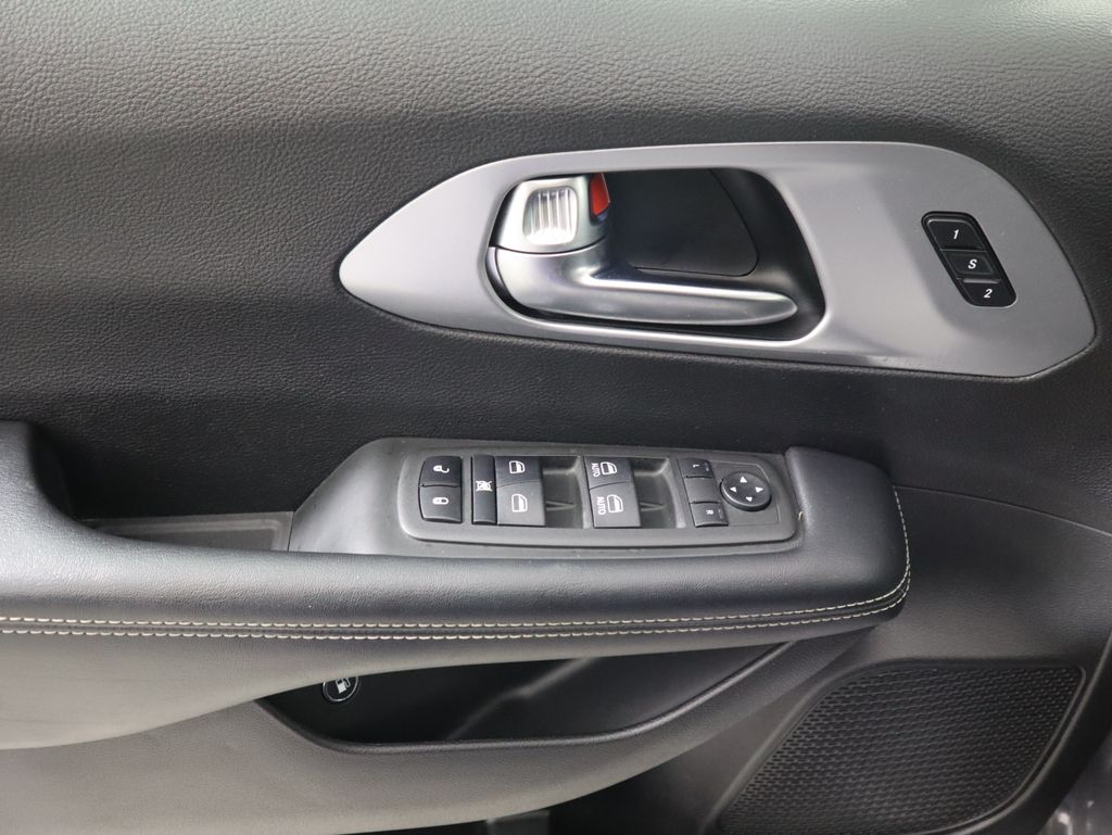 Thumbnail: 2022 Chrysler Pacifica - 22