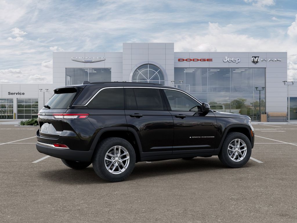 New 2026 Diamond Black Crystal Pearlcoat Jeep Laredo image 4