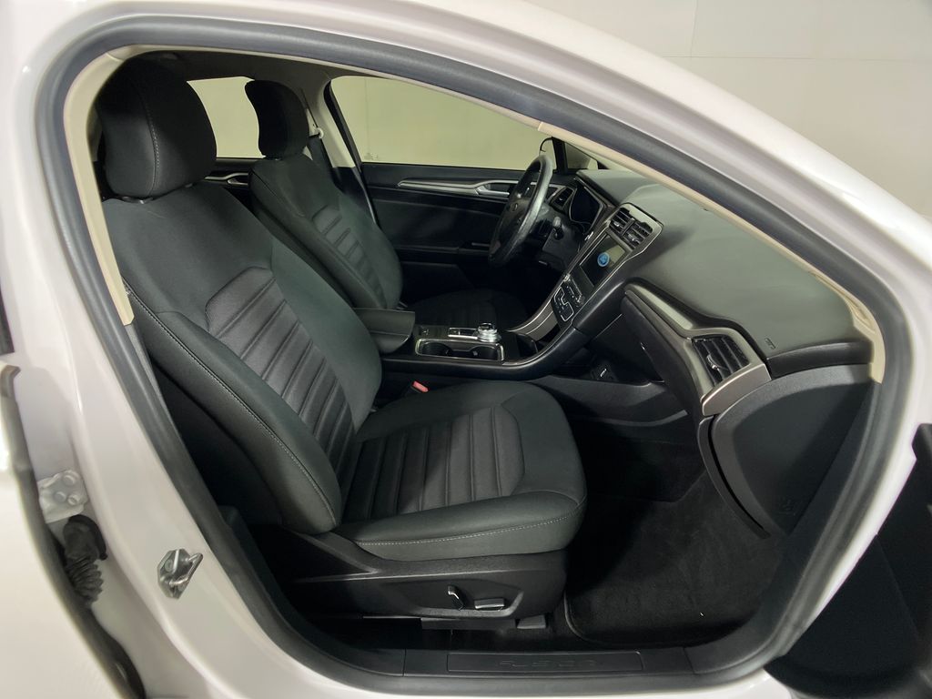 2017 Ford Fusion SE photo 2